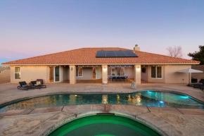 Playa Sol by AvantStay JTree Oasis w Hot Tub & Pool